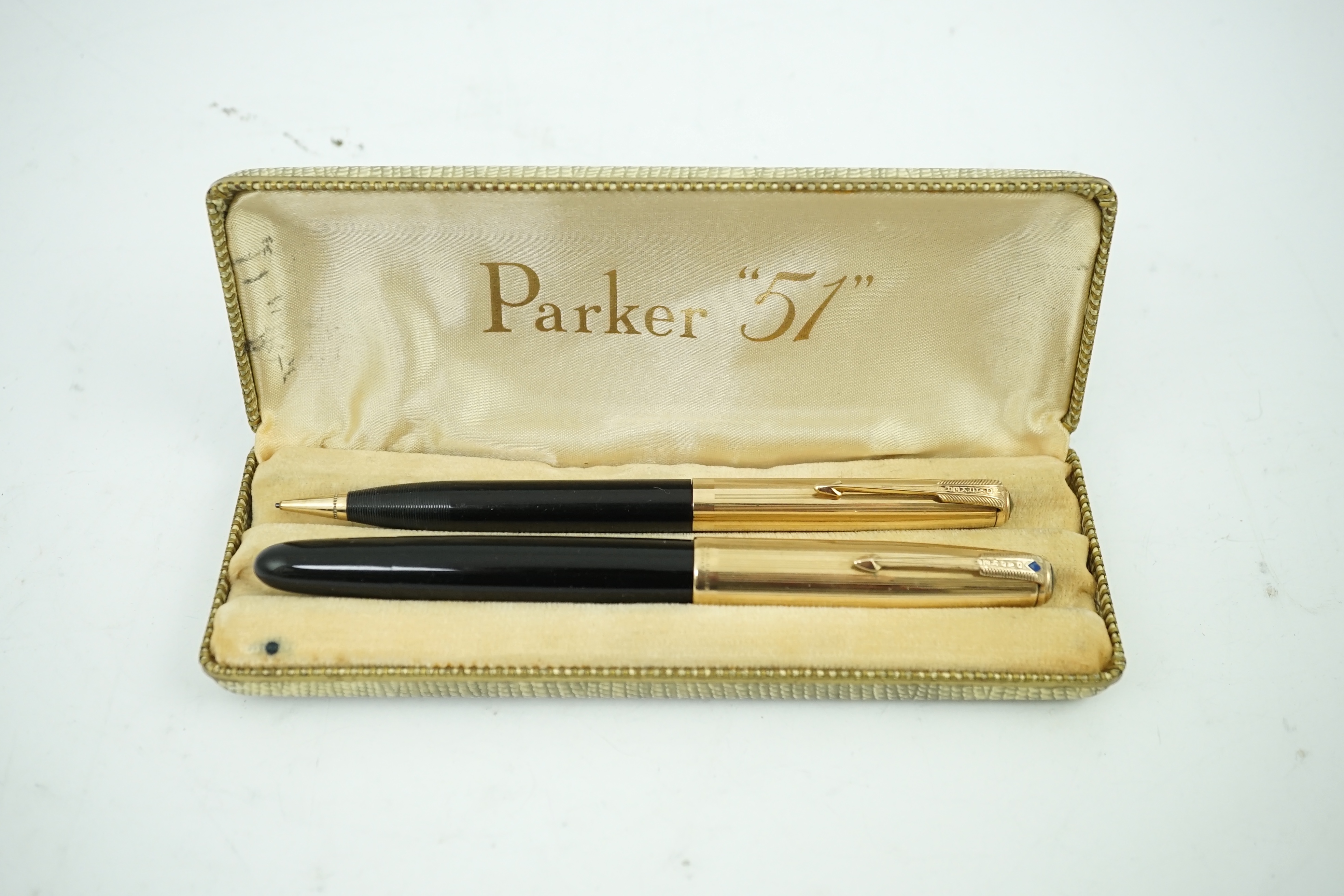 A Parker '51' Vacumatic fountain pen / pencil in black (engraved cap)